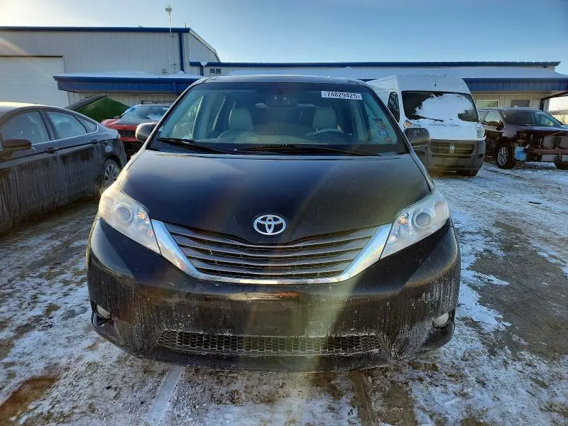 2013 TOYOTA SIENNA XLE  