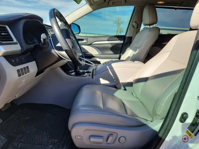 2017 TOYOTA HIGHLANDER SE  