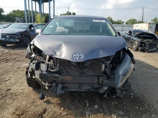 2017 TOYOTA SIENNA SE  