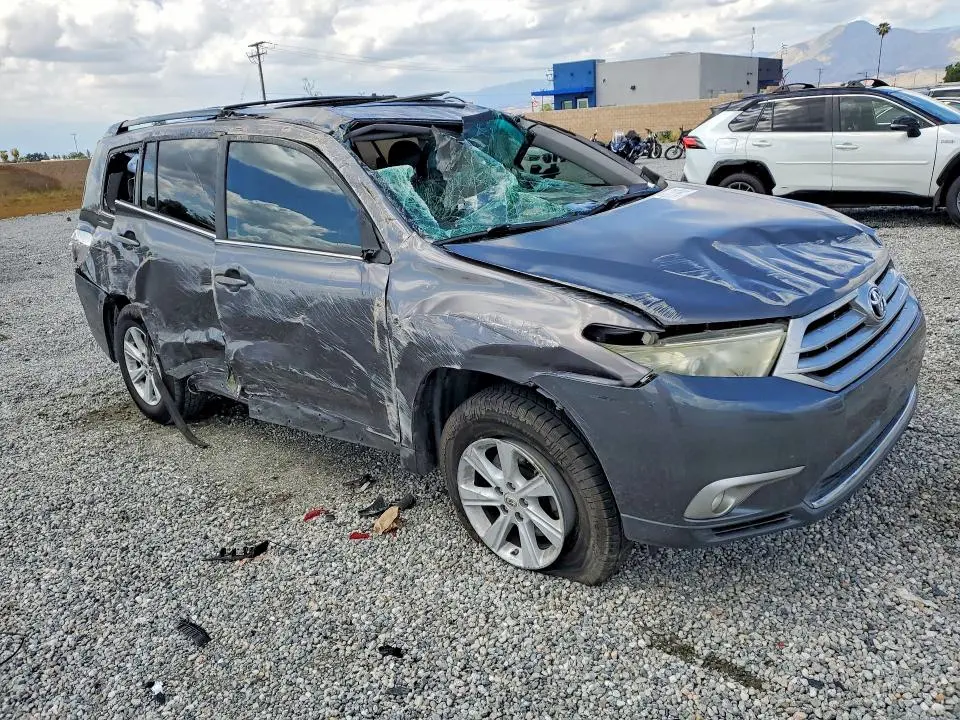 2012 TOYOTA HIGHLANDER SE  