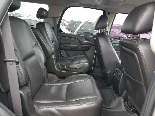 2010 CADILLAC ESCALADE LUXURY  