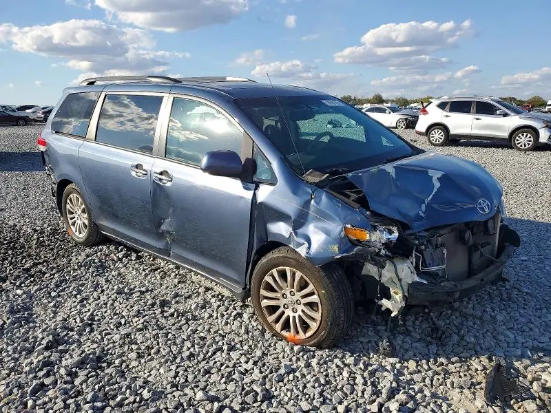 2014 TOYOTA SIENNA XLE  