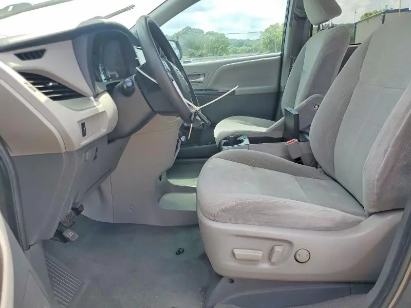 2020 TOYOTA SIENNA LE  