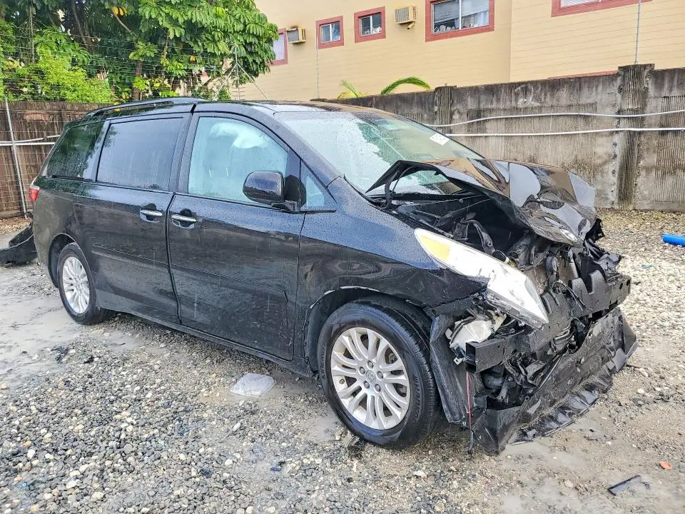 2015 TOYOTA SIENNA XLE 8-PASSENGER  