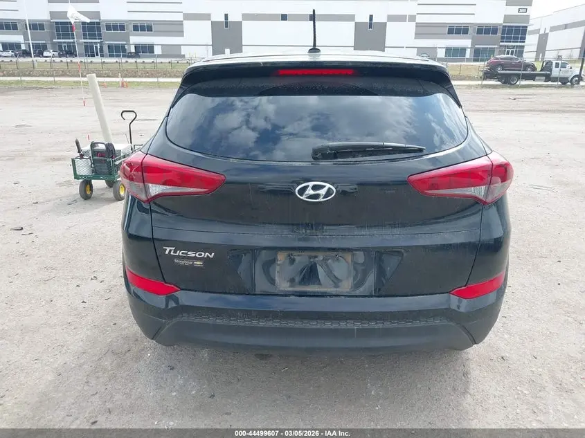 2017 HYUNDAI TUCSON SE