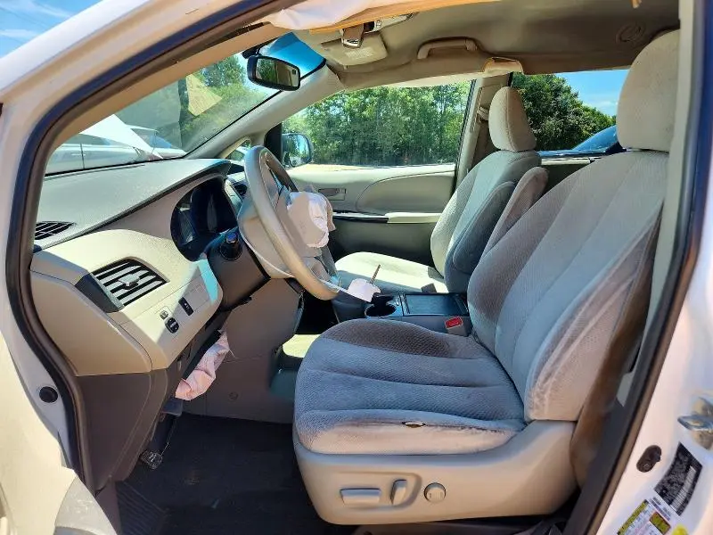 2014 TOYOTA SIENNA LE  