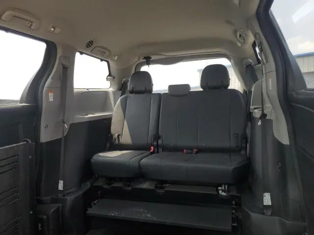 2017 TOYOTA SIENNA SE  