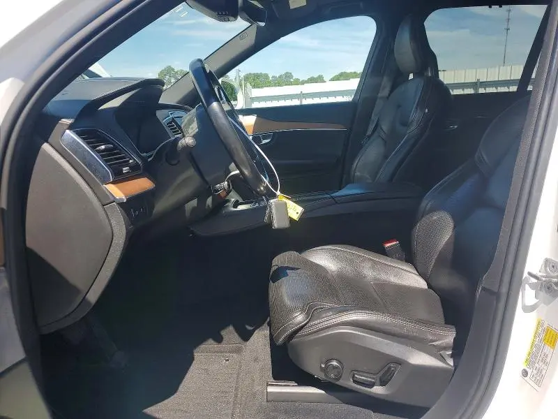 2017 VOLVO XC90 T8  