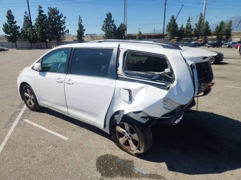 2014 TOYOTA SIENNA LE 8-PASSENGER  