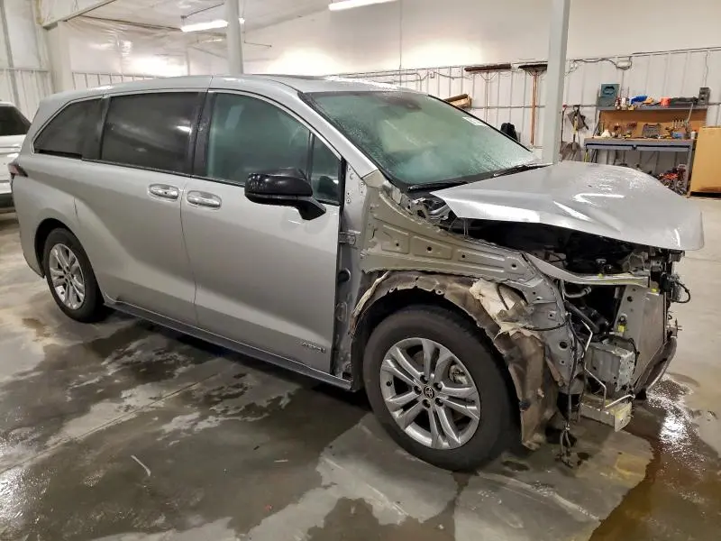 2021 TOYOTA SIENNA XSE  