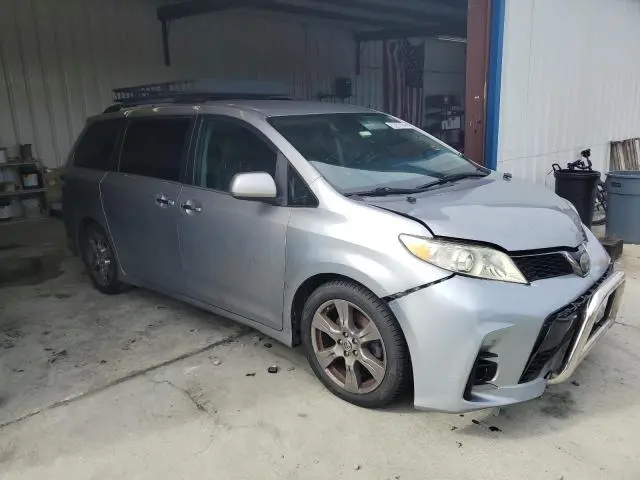 2018 TOYOTA SIENNA SE  