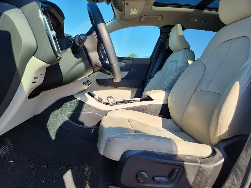 2023 VOLVO XC40 PLUS  