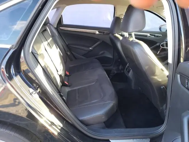 2017 VOLKSWAGEN PASSAT SE  