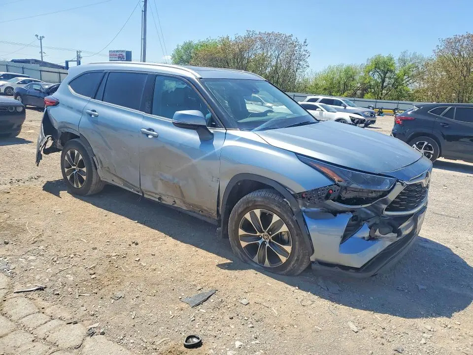 2022 TOYOTA HIGHLANDER XLE  
