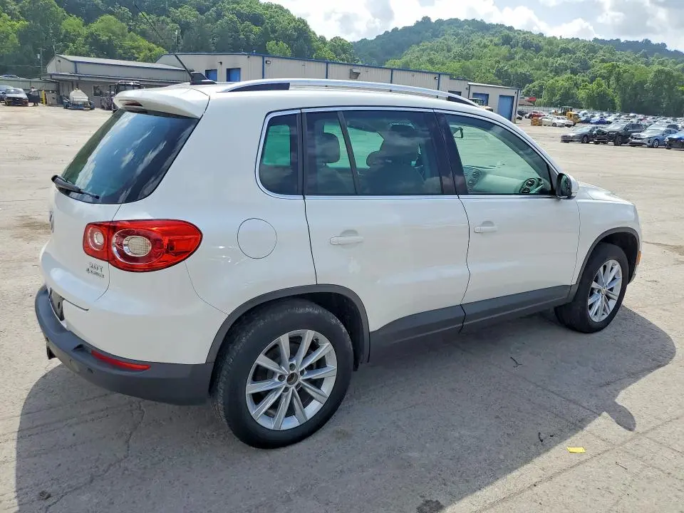 2011 VOLKSWAGEN TIGUAN S  