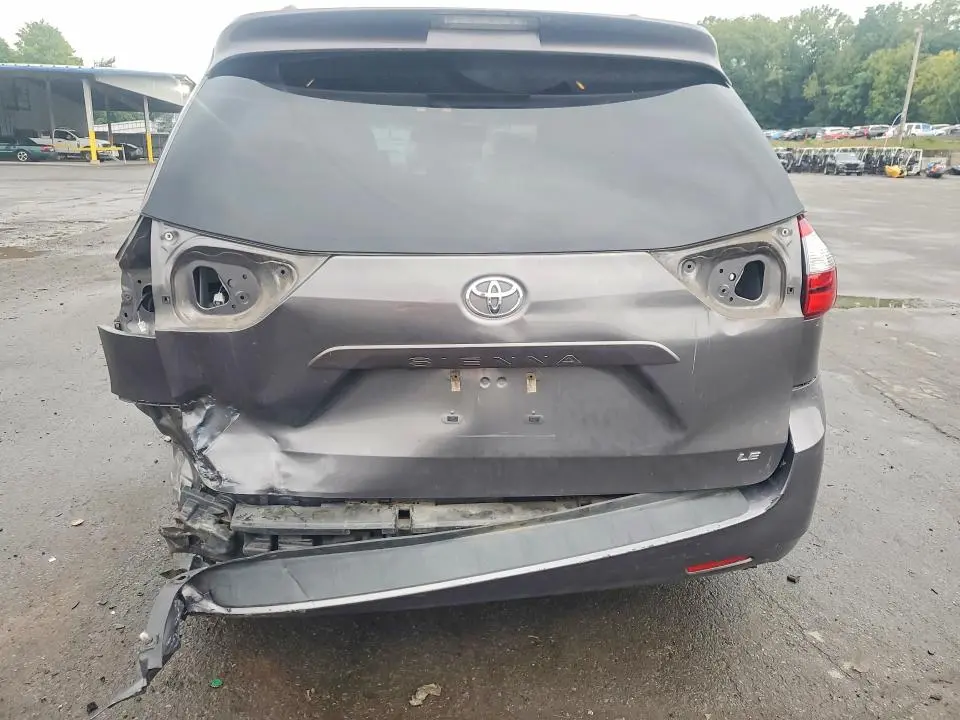 2017 TOYOTA SIENNA LE  