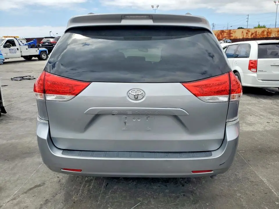 2014 TOYOTA SIENNA LE  