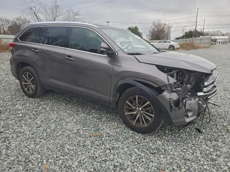 2019 TOYOTA HIGHLANDER SE  