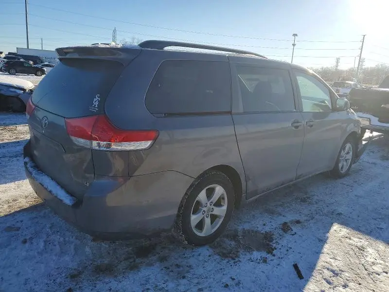 2013 TOYOTA SIENNA LE  