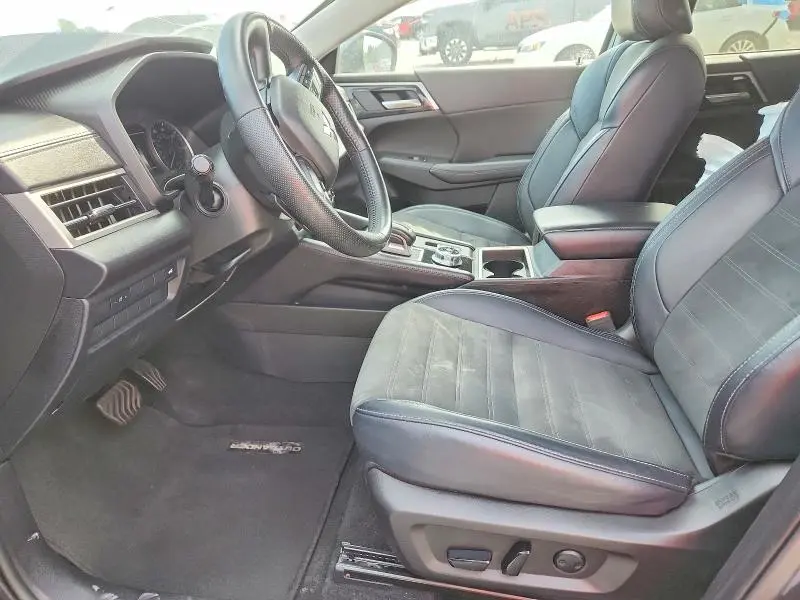 2024 MITSUBISHI OUTLANDER SE  