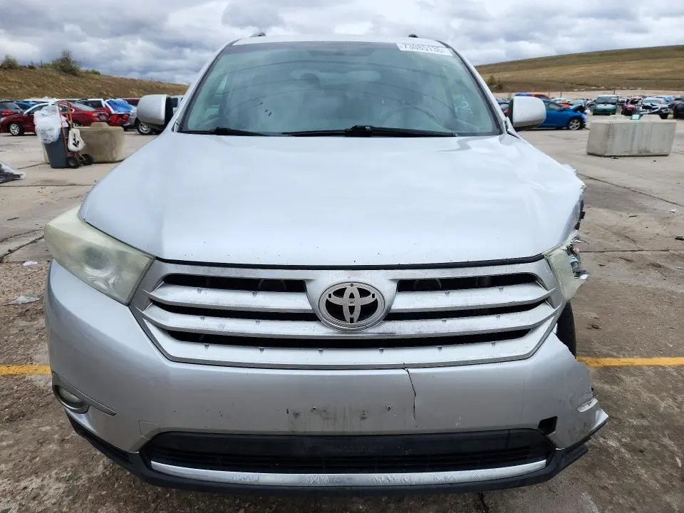 2013 TOYOTA HIGHLANDER SE  