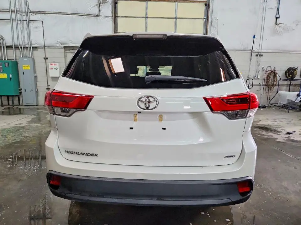 2019 TOYOTA HIGHLANDER LE  