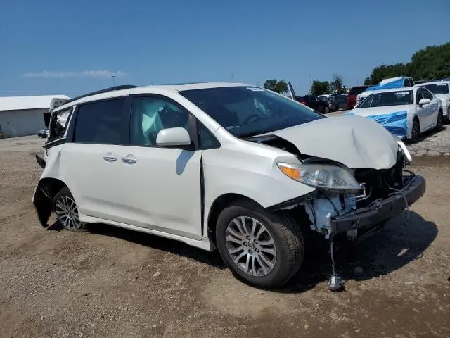 2018 TOYOTA SIENNA XLE  