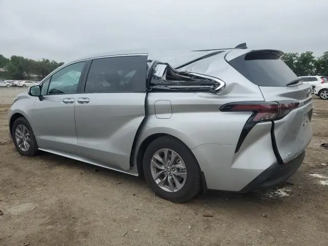 2024 TOYOTA SIENNA XLE  