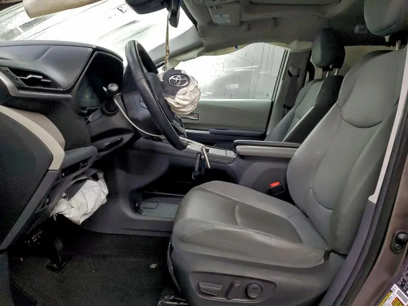 2021 TOYOTA SIENNA XLE  