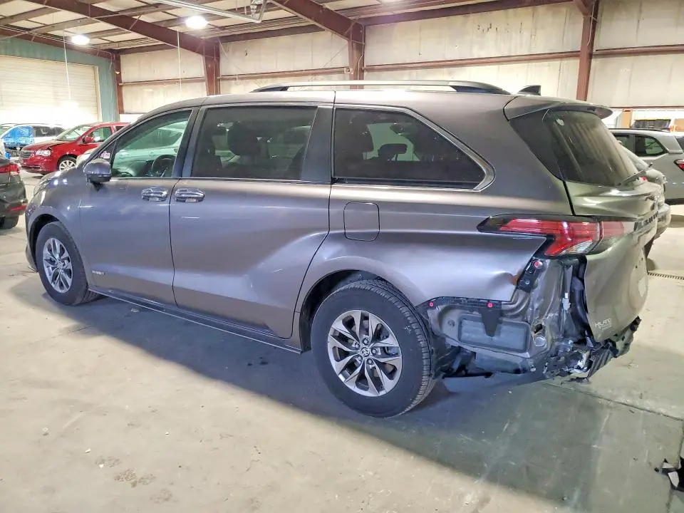 2021 TOYOTA SIENNA LE  
