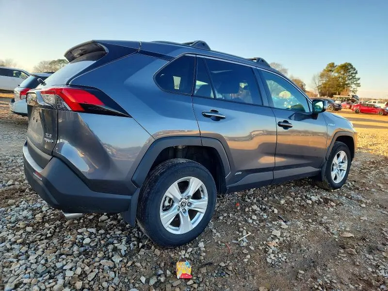 2021 TOYOTA RAV4 XLE  