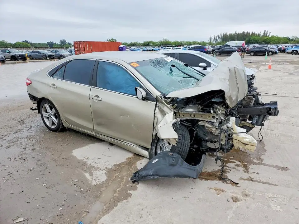 2015 TOYOTA CAMRY SE  