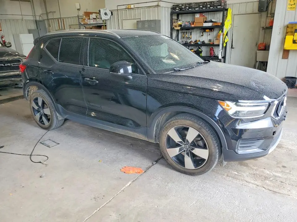 2020 VOLVO XC40 T5 MOMENTUM  