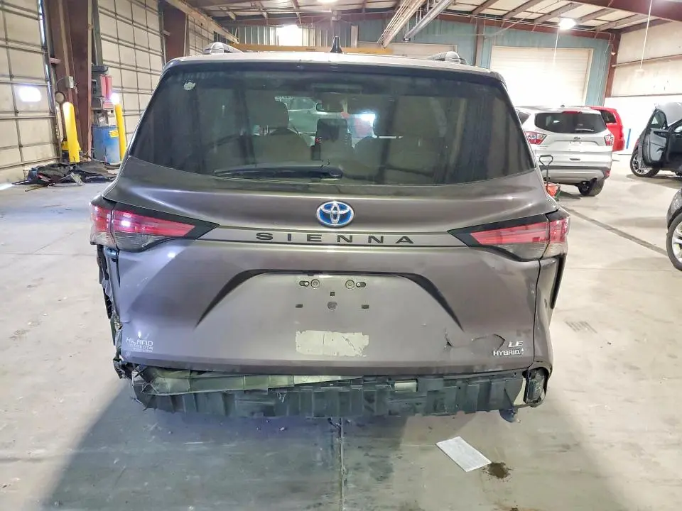 2021 TOYOTA SIENNA LE  