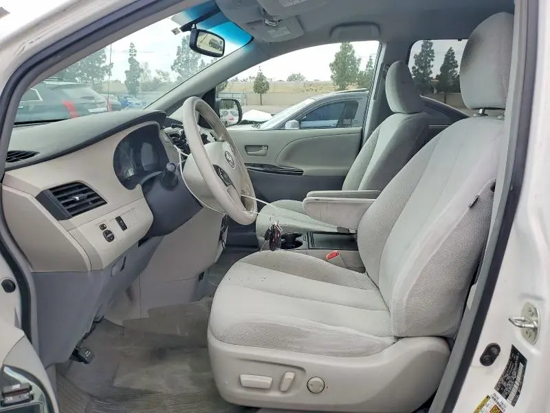 2014 TOYOTA SIENNA LE 8-PASSENGER  