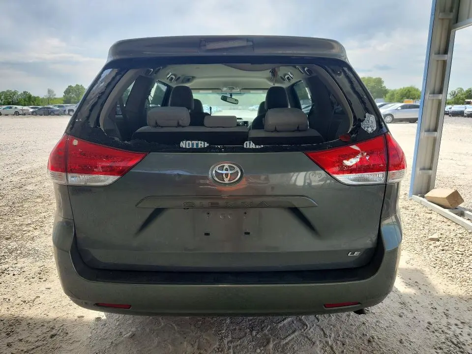2014 TOYOTA SIENNA LE  