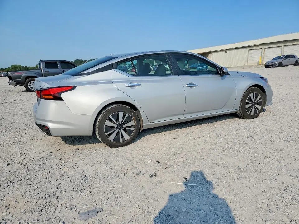 2022 NISSAN ALTIMA SV  