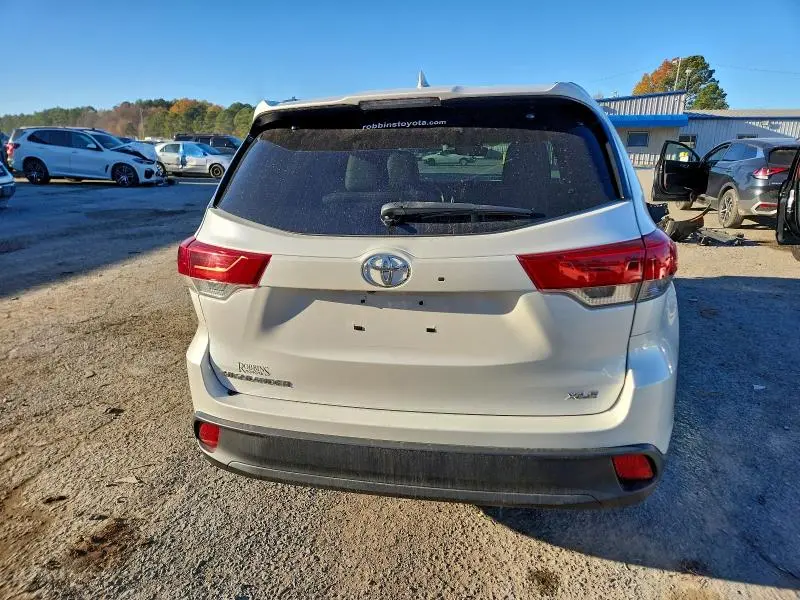 2019 TOYOTA HIGHLANDER SE  