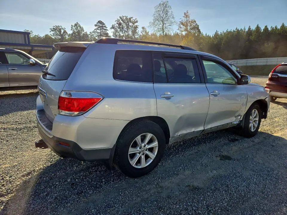 2011 TOYOTA HIGHLANDER SE  