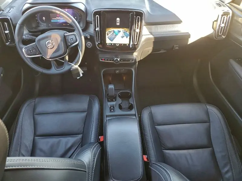 2024 VOLVO XC40 CORE  