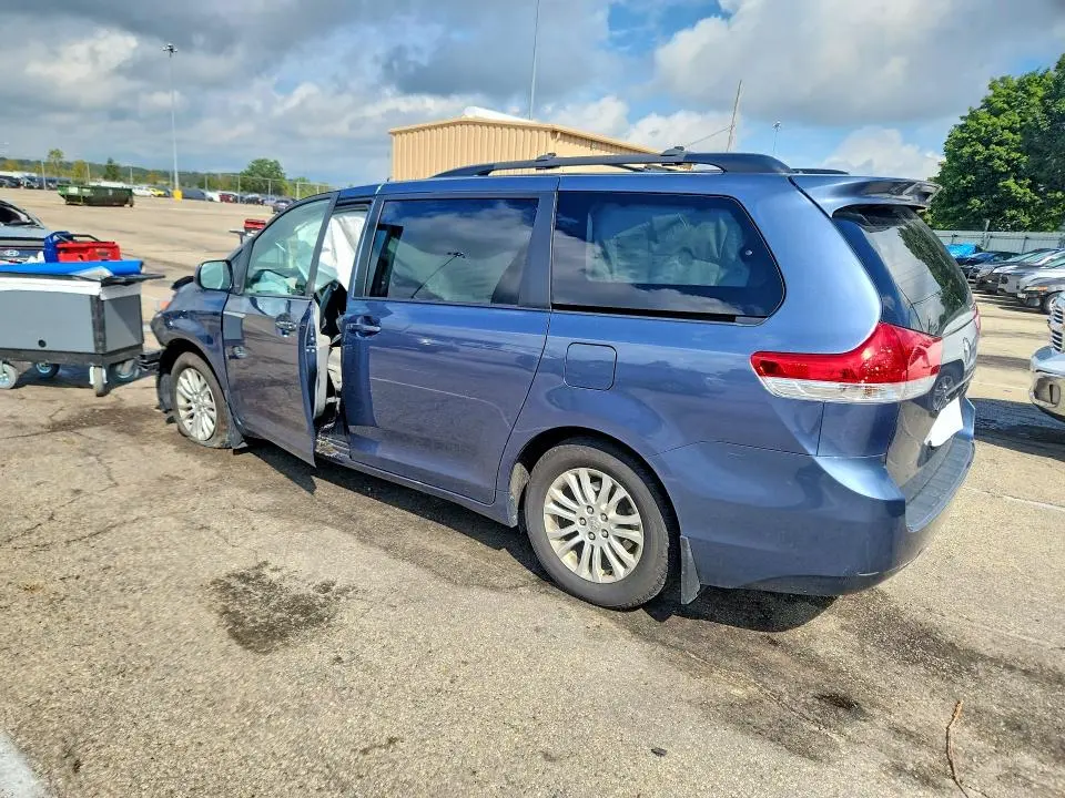 2014 TOYOTA SIENNA XLE 8-PASSENGER  