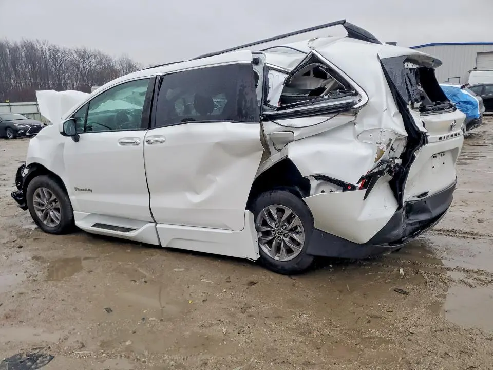 2023 TOYOTA SIENNA XLE  