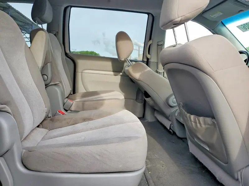2012 KIA SEDONA LX  
