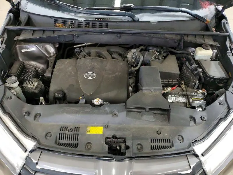 2019 TOYOTA HIGHLANDER LE  