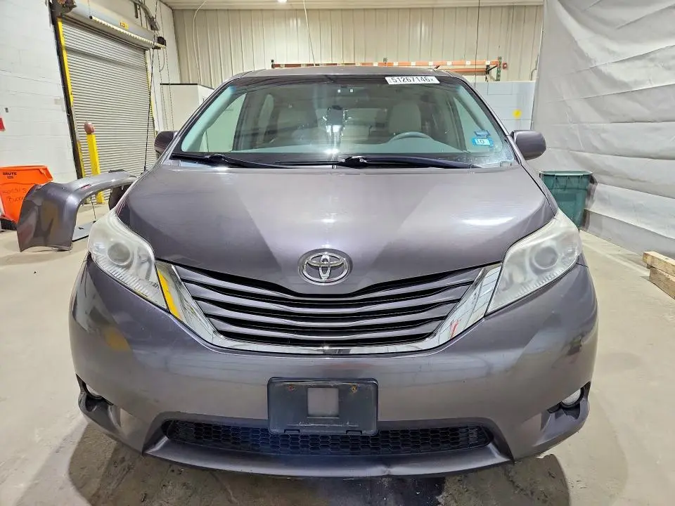 2014 TOYOTA SIENNA XLE 8-PASSENGER  