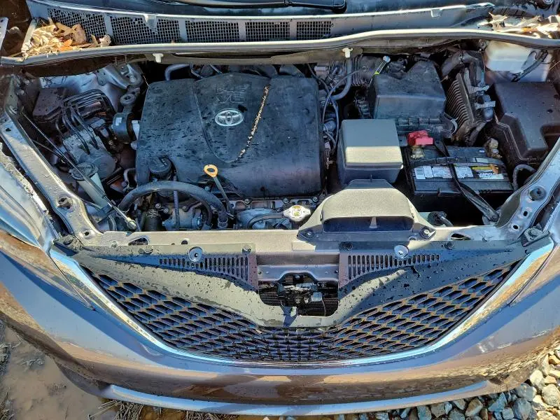 2017 TOYOTA SIENNA SE  