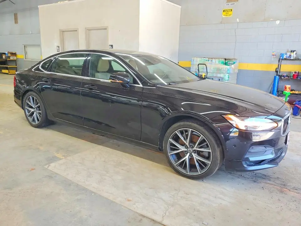 2018 VOLVO S90 T6 MOMENTUM  