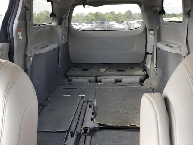 2020 TOYOTA SIENNA XLE