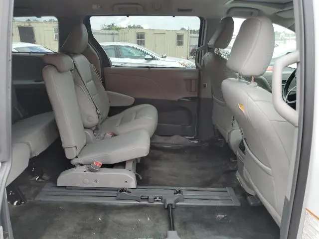 2018 TOYOTA SIENNA XLE