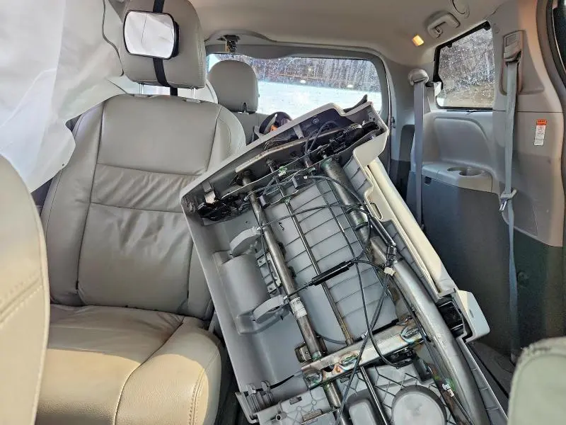 2016 TOYOTA SIENNA LE  